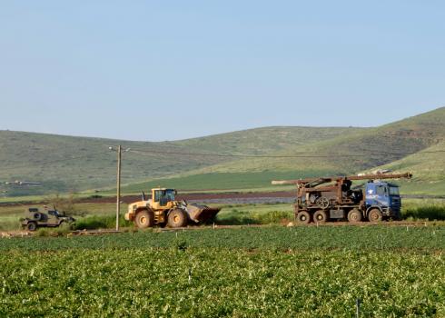 המשאית המוחרמת ואחריה דחפור המנהל וג'יפ צבאי. צילום: עארף דראר'מה, בצלם, 28.3.19