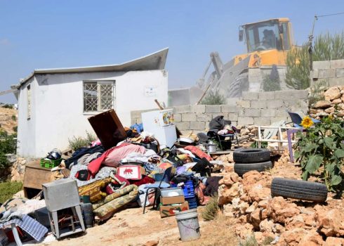 דחפור של המנהל האזרחי הורס את חדר החשמל, לאחר הריסת הבית. צילום: נסר נווג'עה, בצלם, 17.6.19