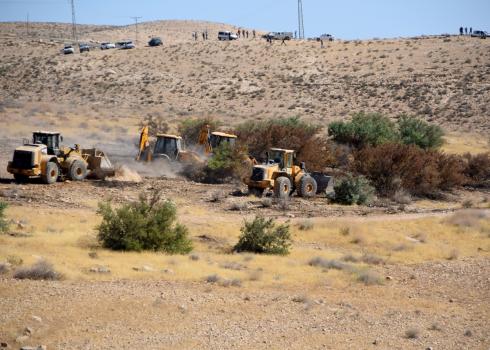 דחפורי המנהל האזרחי עוקרים עצים אתמול באום אל-ח'ייר. צילום: אחמד אבו ג'ונדייה