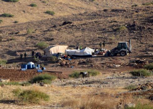 جرّافة الإدارة المدنية تهدم خيمة في خربة الراس الأحمر. تصوير عارف دراغمة، بتسيلم، 30.7.19