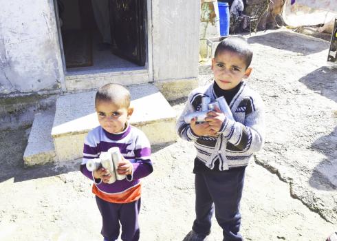 ילדים מהכפר מאדמא אוחזים ב"מזכרות" שירו חיילים