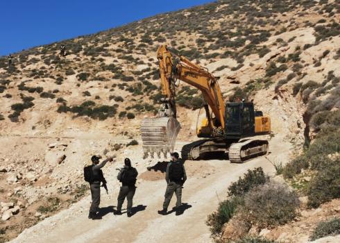 דחפור של הצבא חוסם את הדרך. צילום: נסר נוואג'עה, בצלם, 3.3.20