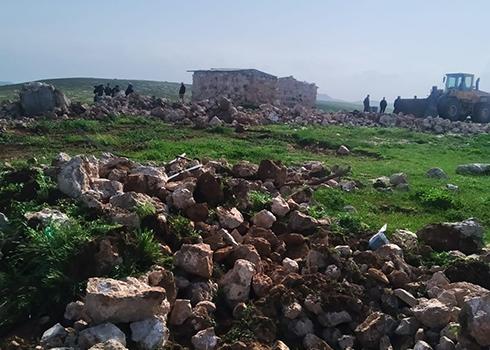 אחד ממבני המגורים העונתיים באל-מונטאר לפני הריסתו. צילום: תושב הקהילה, 19.3.20