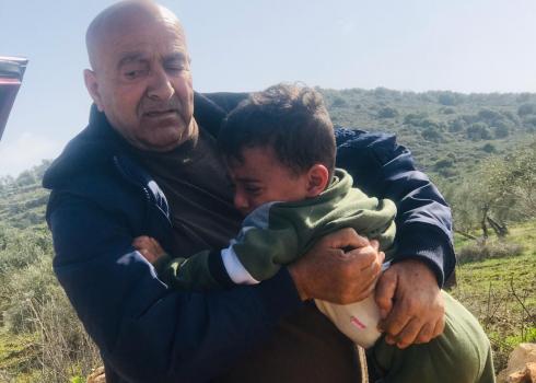 10 March 2020, Turmusaya, settlers detain Palestinian car, threaten passengers, attempt to abduct a toddler and break car window with rifle butt.