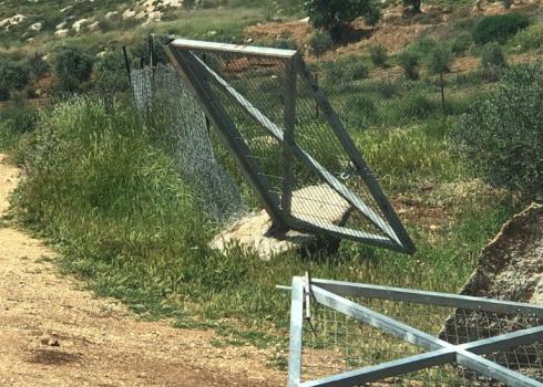 A vandalized fence in Turmusaya, 14 April 2020