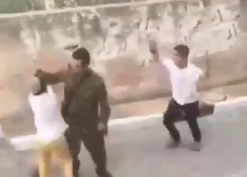 جندي يواجه أطفال مستوطنين كانوا قد رشقوا فلسطينيين بالحجارة في تل الرميدة في الخليل، 5.9.20. تصوير: نادية جابر