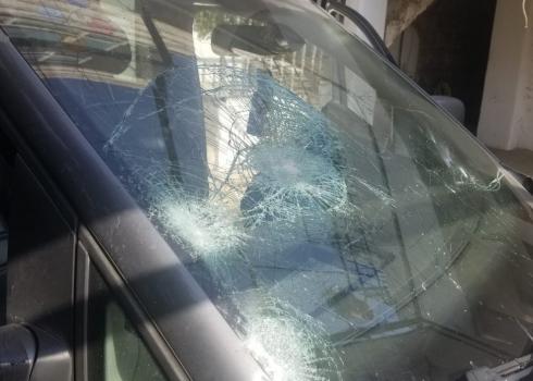 نافذة محطمة في سيارة عائلة سنايل بعدما أصابتها حجارة ألقيت عليها في مفترق "عيلي"، 3.9.20. تصوير: إياد حداد