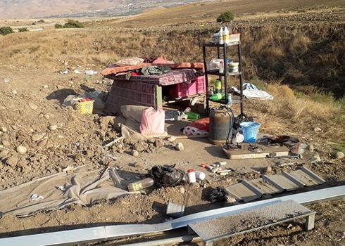 חפצי המשפחה שנותרה שוב ללא קורת גג. צילום: עארף דר'ארמה, בצלם, 17.11.20