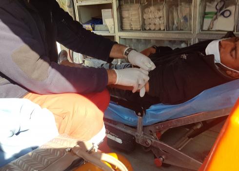 הילאל דראר'מה מפונה באמבולנס לאחר שהוכה עד אבדן הכרה בידי מתנחלים. אום אל-עובור, 20.12.2020. צילום: עארף דראר'מה, בצלם.