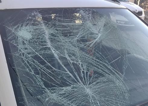 A window shattered in Mujahed ‘Atyani’s car after settlers stoned it near the settlement of Tomer, 21. Jan. 2021. Photo by Mujahed ‘Atyani