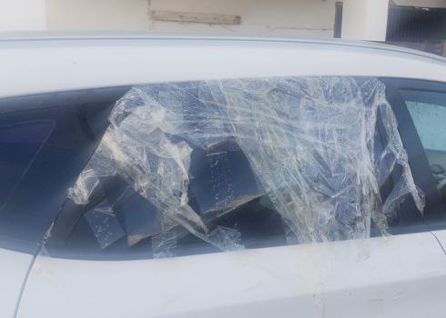 A shattered window in Hijaz Hijaz’s car after he was attacked by settlers. Turmusaya, 13 Jan. 2021