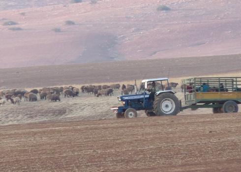 أسرة تخلي منزلها في خربة حُمصة في 2018. تصوير عارف ضراغمة، بتسيلم، 26.6.2018