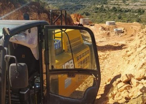 An engineering tool sweeps the ground in the land of Nu'man Samhan, Ras Karkar, 17.3.2021. Photo: Courtesy of the witness