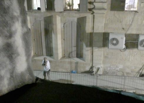 מתנחל יורה לעבר פלסטינים ברחוב א-שלאלה. התמונה באדיבות התושבים