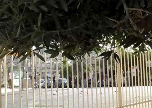 مستوطنون يرشقون الحجارة من وراء السّياج نحو حيّ غيث. تصوير نائل فاخوري، 11.5.21