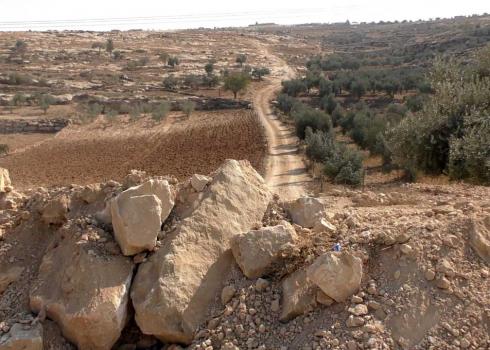 The blockage the Civil Administration erected at the entrance to the dirt road. Photo by Nasser Nawaj’ah, B’Tselem, 18 Nov. 2021 