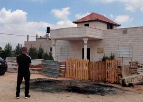 A man stands where the soldier stood when he shot Muhammad Hassan, who was on the house’s roof. Photo by Salma a-Deb’i, B’Tselem, 5 July 2021