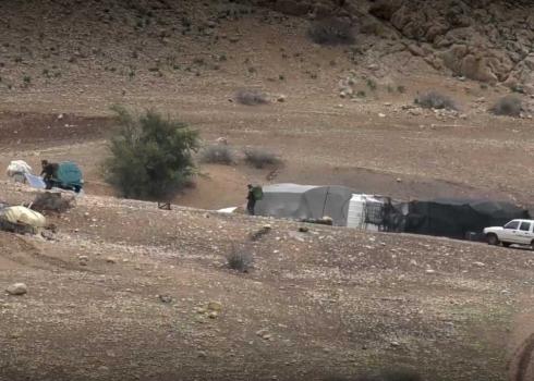 חיילים עוברים ליד בתי קהילת ח'ירבת עאטוף במהלך אימון. צילום: עארף דראר'מה, בצלם, 22.12.21 