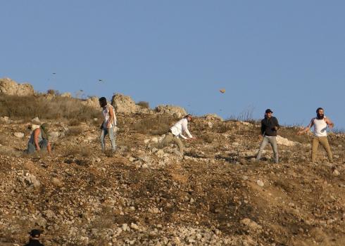 مستوطنون يرشقون الحجارة نحو منزل عائلة عيد. صورة قدّمتها العائلة مشكورة.