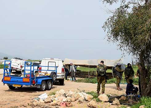 مندوبو مجلس مستوطنات "غور الأردن" برفقة الجنود وعناصر الشرطة يهدمون بسطات الخضار التي يملكها فلسطينيون على طول شارع 90 ويصادرون البضائع. تصوير: عارف دراغمة بتسيلم، 8.3.22