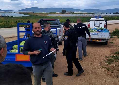 مندوبو مجلس المستوطنات يصادرون البضائع. تصوير: عارف دراغمة، بتسيلم، 14.3.22 