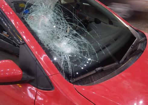 زجاج السيارة الذي تم تحطيمه. الصورة قدمها صاحب السيارة مشكوراً. 