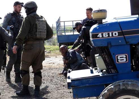 שוטר מג"ב דוחף ארצה את מופדי רבעי. צילום: נסר נוואג'עה בצלם, 31.3.22 