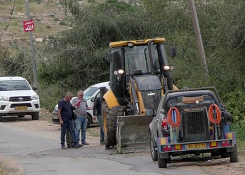 مندوبو "مكوروت" يقطعون وصلات المياه. تصوير: عارف دراغمة، بتسيلم، 12.4.22 