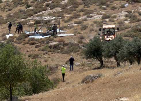 אנשי המנהל האזרחי מפרקים את המבנה החקלאי. צילום: עמרי ערן-ורדי 