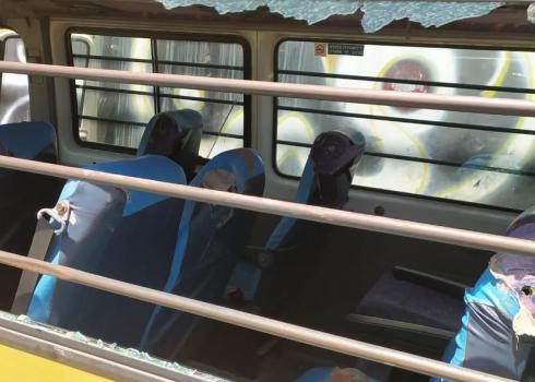 המיניבוס לאחר שהותקף בידי מתנחלים. התמונה באדיבות בעל הרכב