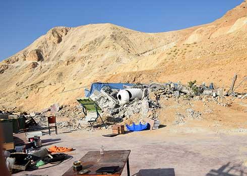 תיאור תמונה: חורבות אחד הבתים שהרס המנהל האזרחי בעין א-דיוכ א-תחתא. צילום: עארף דראר'מה, בצלם, 23.8.22 