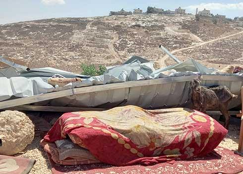 أنقاض أحد المباني وجزء من المحتويات. في الخلفيّة بلدة جبع. تصوير عامر عاروري، بتسيلم، 19.9.22 