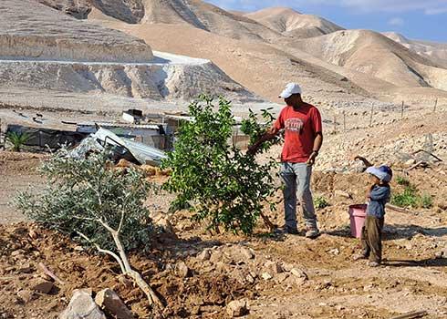 أفراد إحدى الأسرتين يتفقّدون الأضرار بعد الهدم. تصوير عارف دراغمة، بتسيلم، 19.9.22  