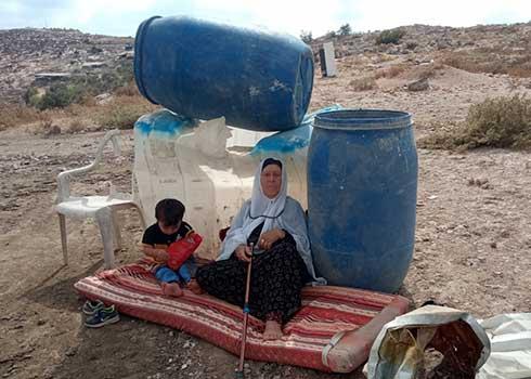  أفراد الأسرة التي أصبحت بلا مأوىً في خربة جمرورة. صورة قدّمتها العائلة مشكورة. 