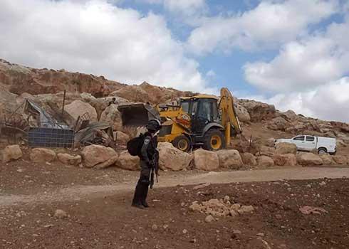 جرافة الإدارة المدنية تهدم إحدى حظائر المواشي. تصوير: إياد حداد، 26.9.22 