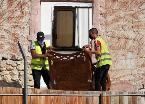 مندوبو الإدارة المدنيّة يُخلون ممتلكات من المنزل قبل هدمه. تصوير عيد هزالين، 22.9.22  