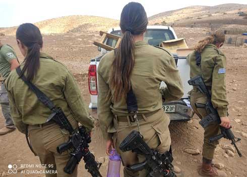 جنديات بجانب سيارة التندر التي تمت مصادرتها مع المعدات. إلى اليسار، مندوب مجلس المستوطنات. 