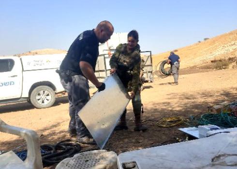 איש מועצת ההתנחלויות וחיילת מעמיסים ציוד סולארי לשם החרמתו. צילום: עארף דראר'מה, בצלם, 24.10.22 