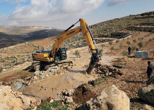 הריסת בריכת האגירה באל-בוויב. צילום: נסר נוואג'עה, בצלם, 12.2.23 