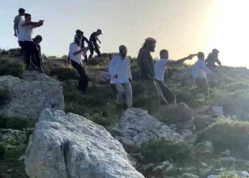 Settlers attack Palestinian shepherds Deir Dobwan. Photo by Suliman Sheikhah, 22 April 2023
