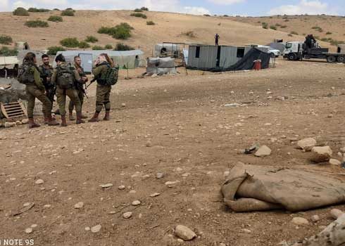 Shacks confiscation in Khirbet Um al-Jamal. Photo by ‘Aref Daraghmeh, B'Tselem 15 June 2023 