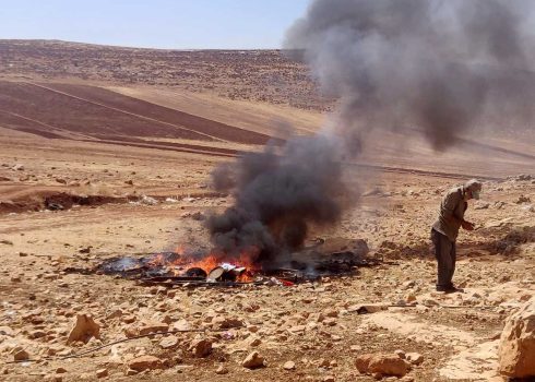 תושב הקהילה מתפלל לפני העזיבה