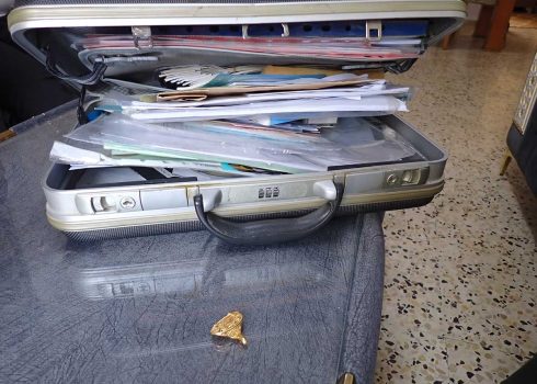 حقيبة المستندات التي كسر الجنود قفلها وسرقوا منها مصاغًا ذهبيًا وقاموا بثني خاتم وجدوه فيها. تصوير: منال الجعبري، بتسيلم