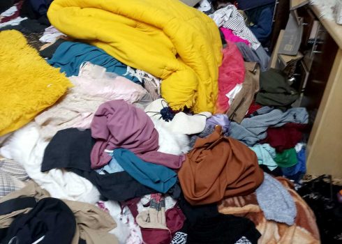 شقق العائلة بعد مداهمة الجنود. تصوير: منال الجعبري، بتسيلم