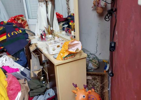 شقق العائلة بعد مداهمة الجنود. تصوير: منال الجعبري، بتسيلم