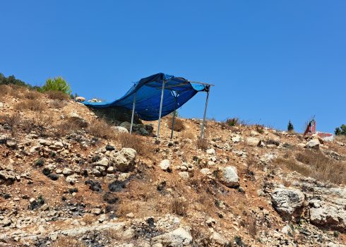 הסככה שהציבו המתנחלים. צילום: איאד חדאד, בצלם 