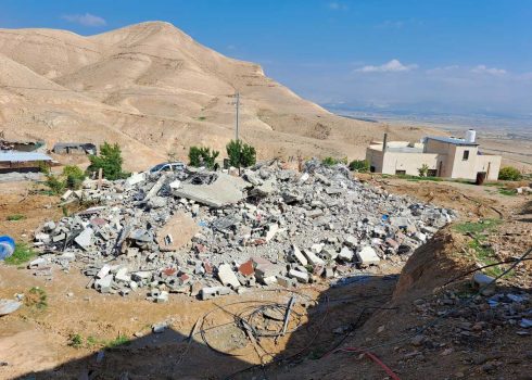 ركام المنزل في النويعمة التحتا. تصوير: عارف دراغمة، بتسيلم، 6.2.24 