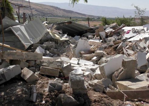 חורבות בית בכפר אל-ג'יפתליק. צילום: עארף דר'ארמה, בצלם