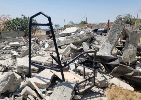 תיאור תמונה: חורבות בית הנופש שהרס המנהל בעין א-דיוכ א-תחתא. צילום: עארף דראר'מה, בצלם 