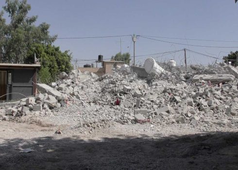 חורבות הבניין באל-עוג'א. צילום: עארף דראר'מה, בצלם